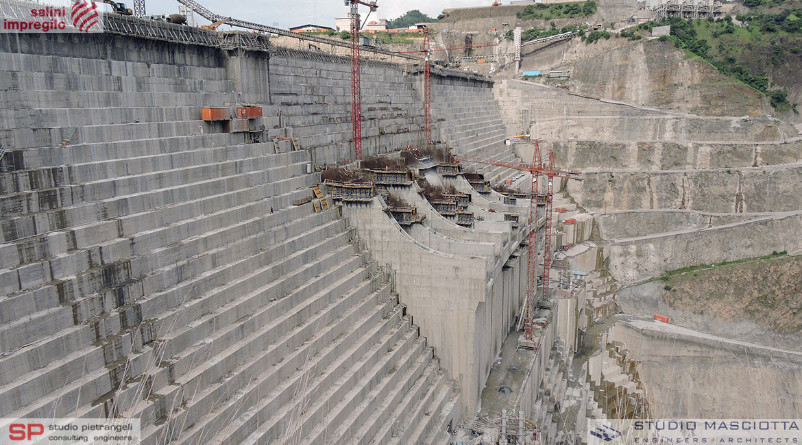 Scivolo e muri laterali dello sfioratore della diga di GIBE III
