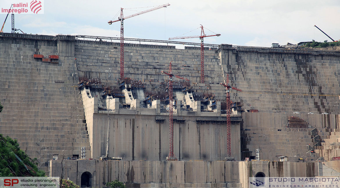 Scivolo e muri laterali dello sfioratore della diga di GIBE III